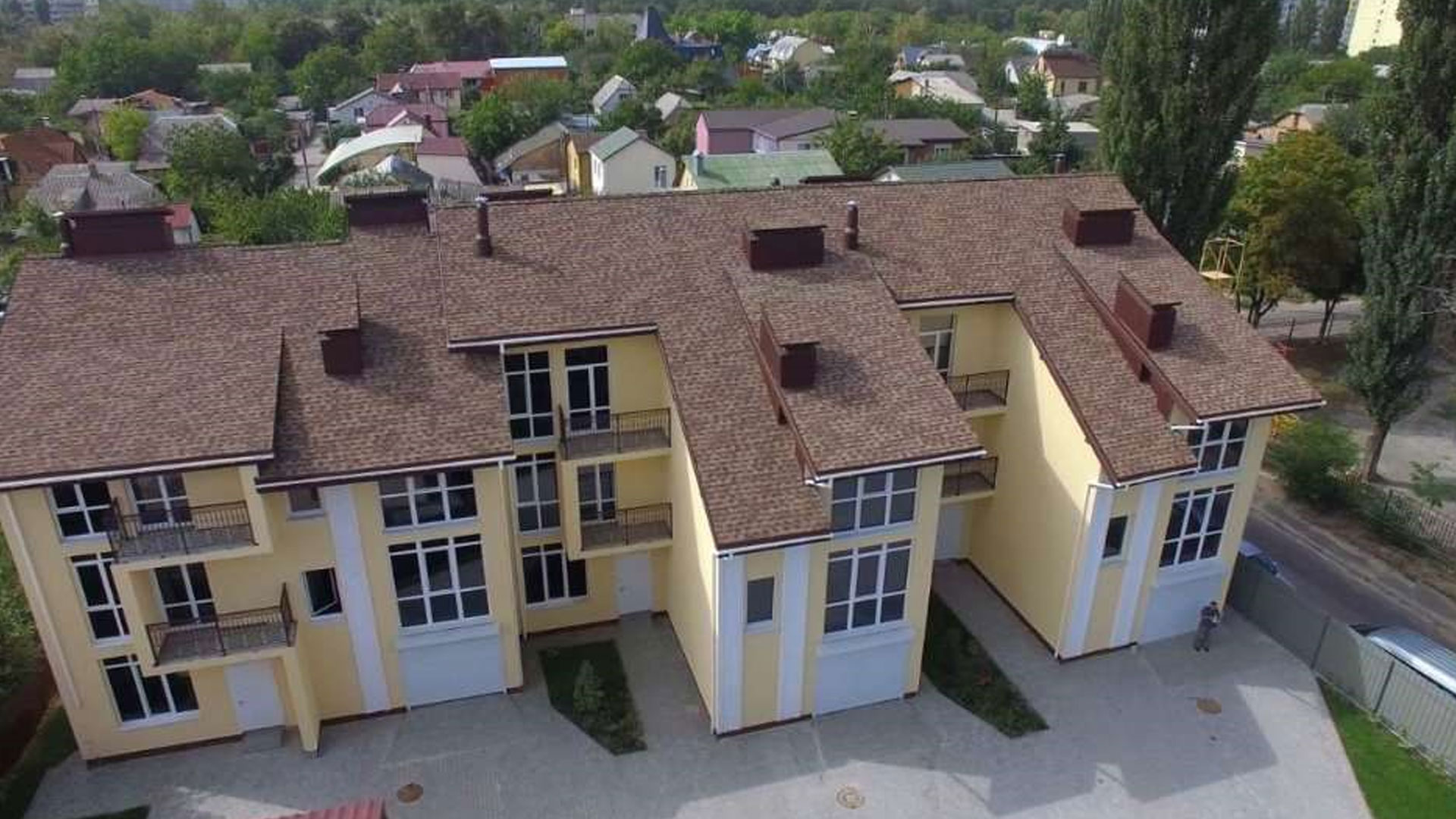 Residential buildings on Rokytnianska Street